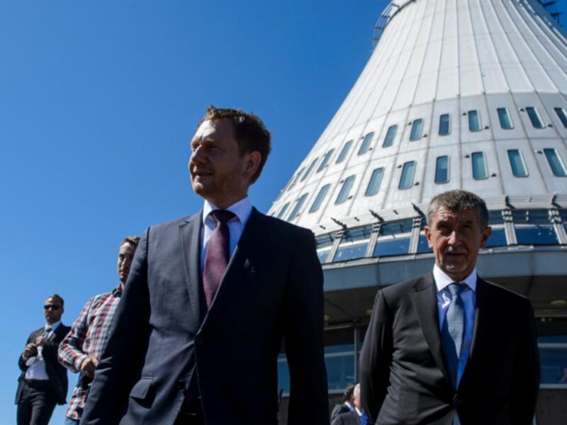 Der sächsische Ministerpräsident Michael Kretschmer und der tschechische Premierminister Andrej Babiš (v.l.) am vergangenen Freitag auf dem Jeschken. Foto: Sächsische Staatskanzlei/ Pawel Sosnowski