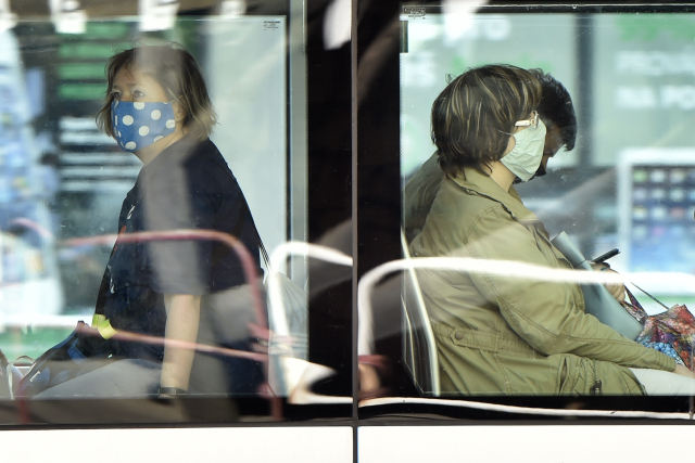 Ab September ist das Tragen einer Mund-Nasen-Bedeckung wieder in allen öffentlichen Verkehrsmitteln sowie geschlossenen Innenräumen in ganz Tschechien Pflicht. Foto: ČTK/Ožana Jaroslav