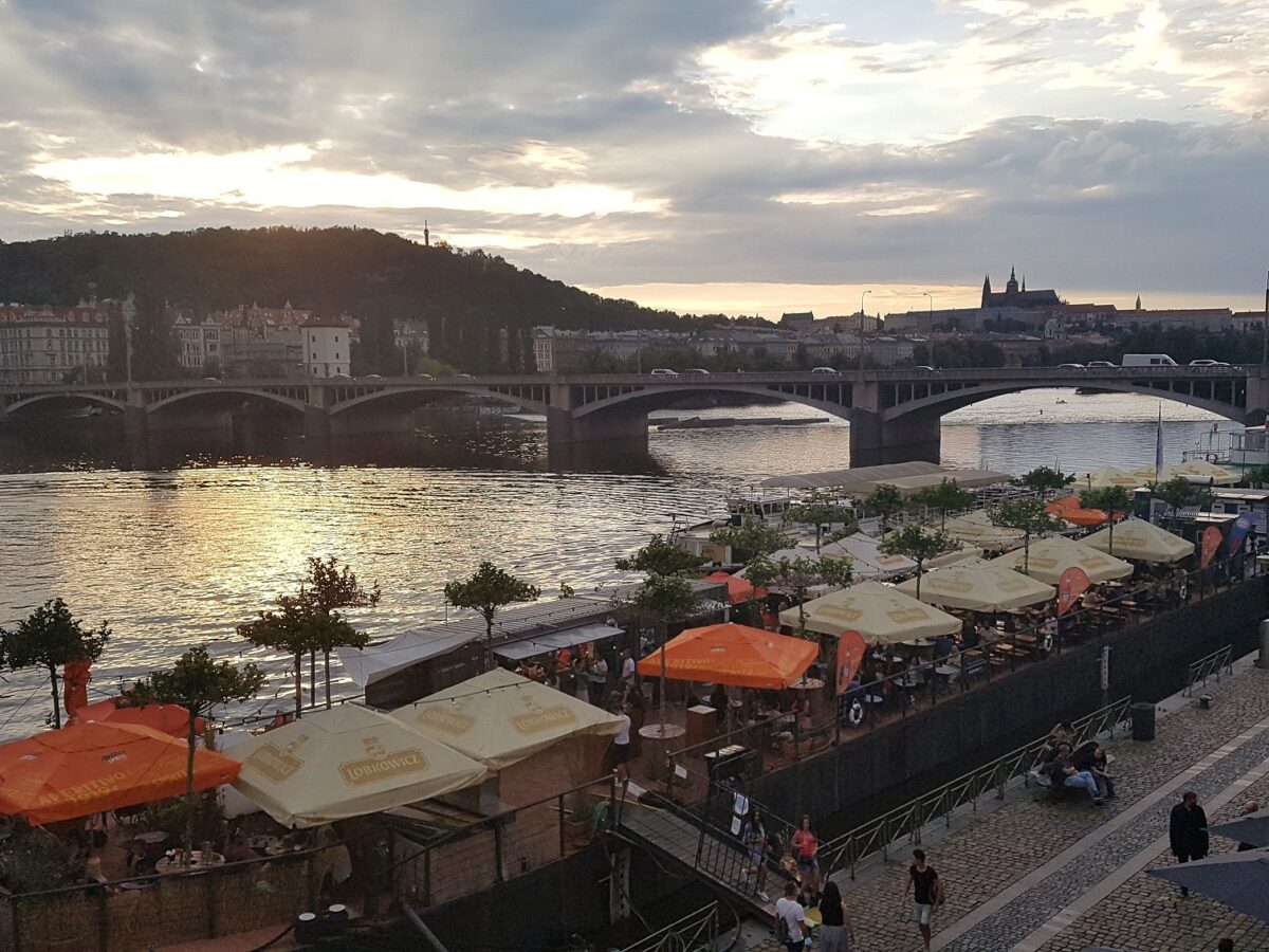 Das beliebte Prager Moldauufer, auf Tschechisch "Náplavka", am Abend. Foto: Manuel Rommel