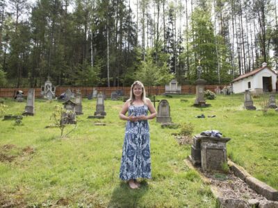 Die Frau, die half, den Friedhof von Schemmel (Všemily) wieder "auszugraben": Renata Hergetová. Foto: Michaele Danelová
