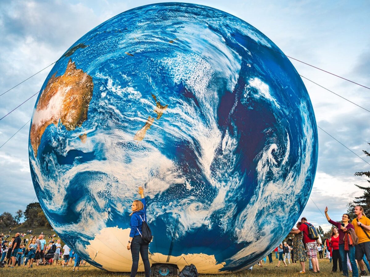 Der Planet Erde wird in den Gärten des Černín-Palastes greifbar. Foto: Facebook/ Asociace společenské odpovědnosti