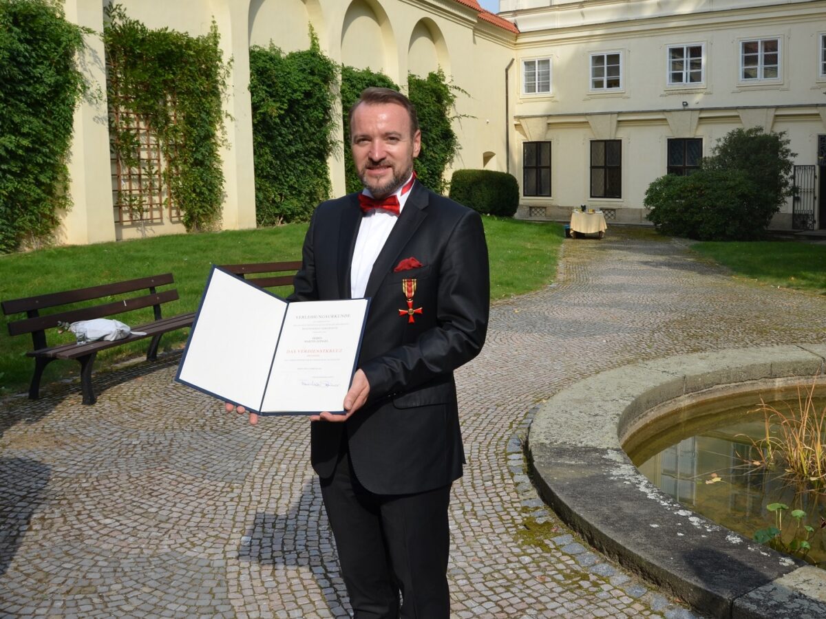 Für seine Leistungen um die deutsch-tschechischen Beziehungen und seinen Einsatz für den Erhalt der deutschen Sprache und Kultur in Tschechien ist Martin Dzingel, Präsident der Landesversammlung, mit dem Bundesverdienstkreuz geehrt worden. Foto: Lara Kauffmann