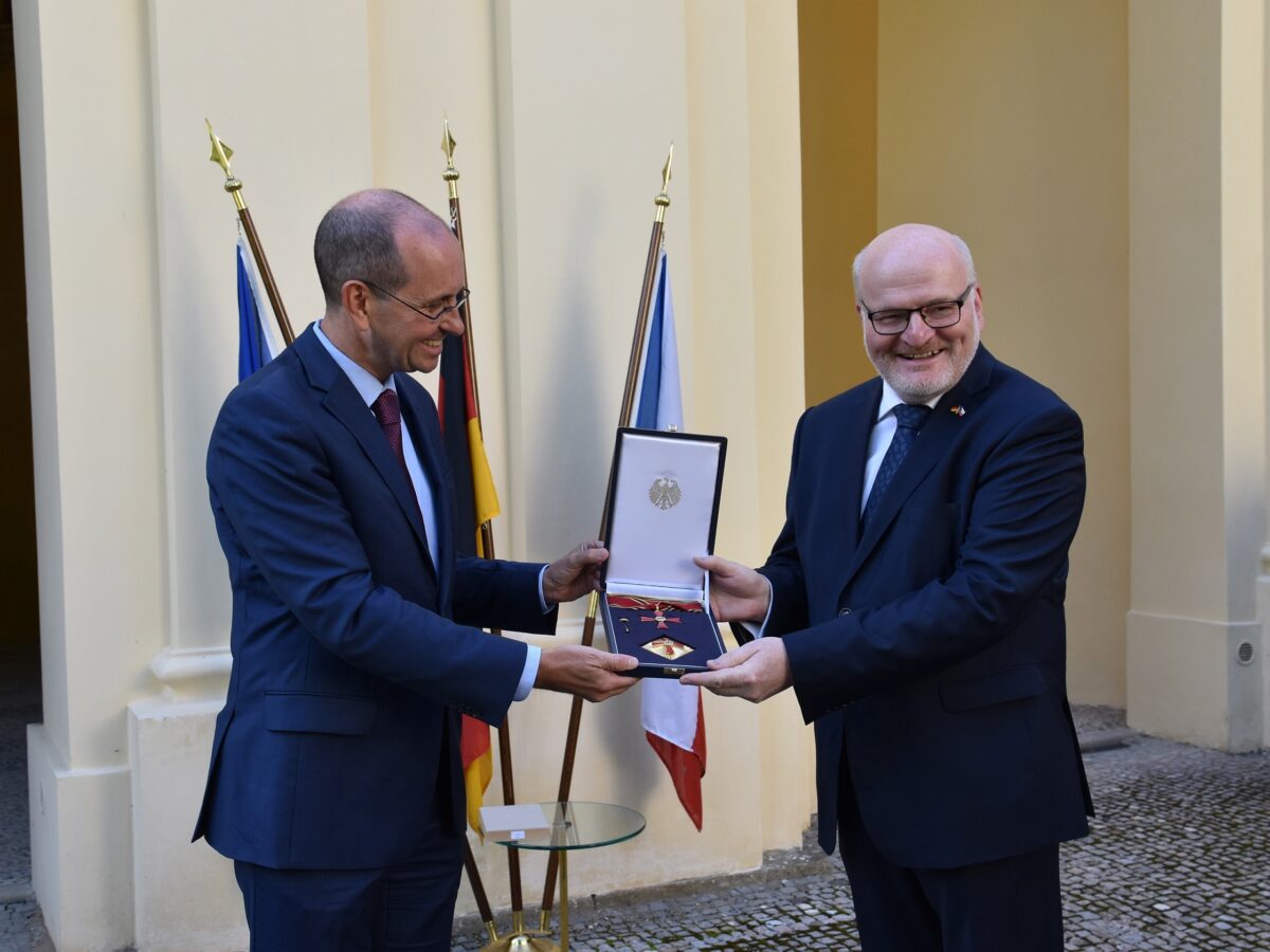 Für seine Verdienste um die deutsch-tschechische Verständigung erhieltn Kulturminister a.D. Daniel Herman (rechts) das große Verdienstkreuz mit Stern. Foto: Deutsche Botschaft Prag
