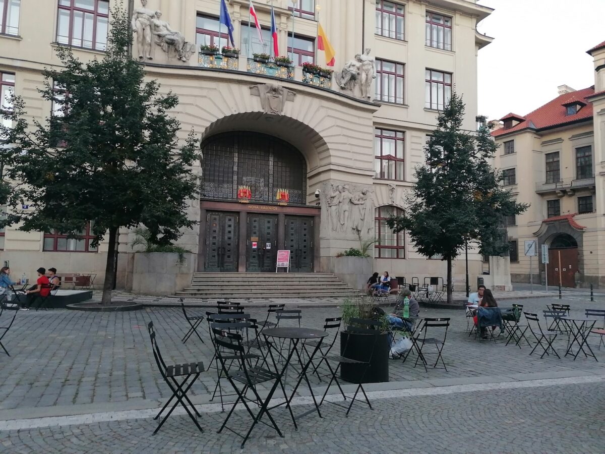 Vor dem Neuen Rathaus laden die Stühle zum Verweilen ein. Foto: Lara Kauffmann