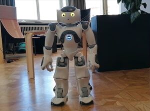 Die NAO-Roboter können sich vorstellen, ein paar Sätze über die Städte sagen, in denen sie waren, Witze erzählen oder einen kurzen Tanz aufführen. Foto: Lara Kauffmann