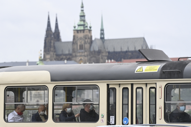 Seit dem 1. September gilt in öffentlichen Verkehrsmitteln in ganz Tschechien wieder eine Maskenpflicht. Foto: ČTK/Kamaryt Michal