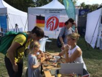 Am Stand von "Prostor pro rozvoj" konnten Kinder, Jugendliche, aber auch Erwachsene mit ökologischen und recycelbaren Materialien basteln. Foto: Kristýna Šoukalová