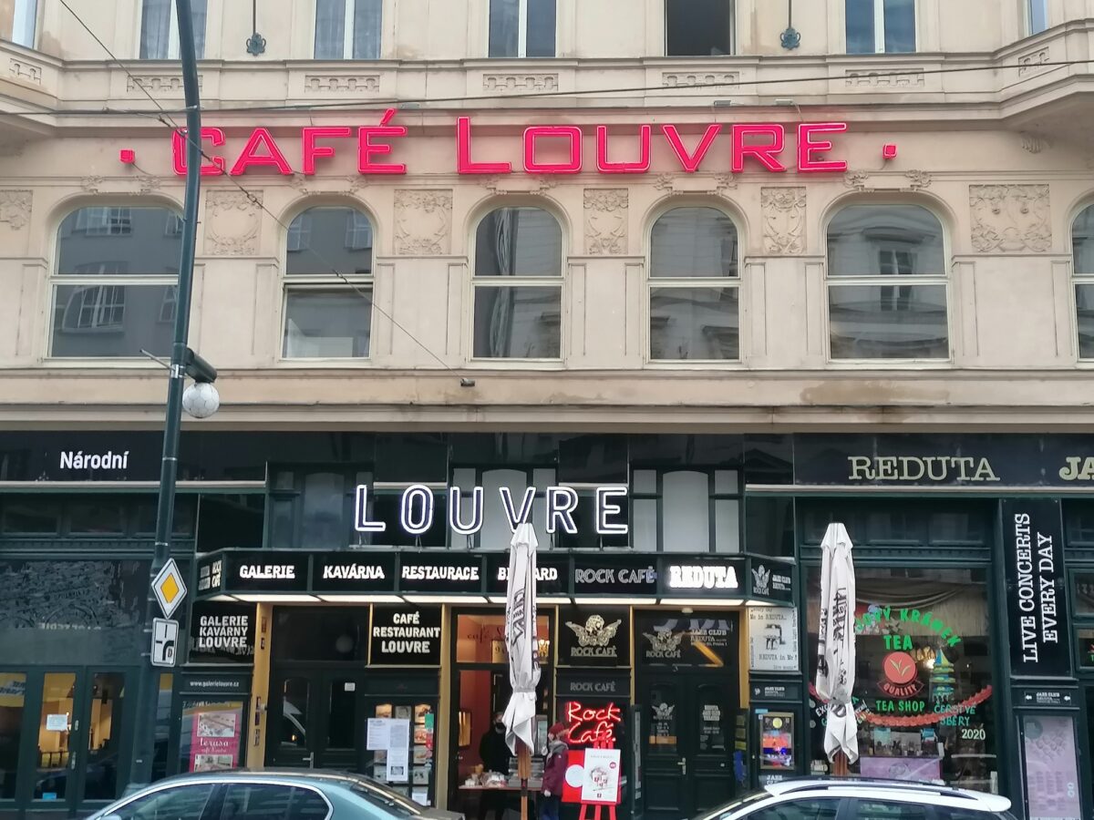 Seit den 1990er Jahren empfängt das Café Louvre seine Gäste wieder in den ursprünglichen Räumlichkeiten. Foto: Lara Kauffmann