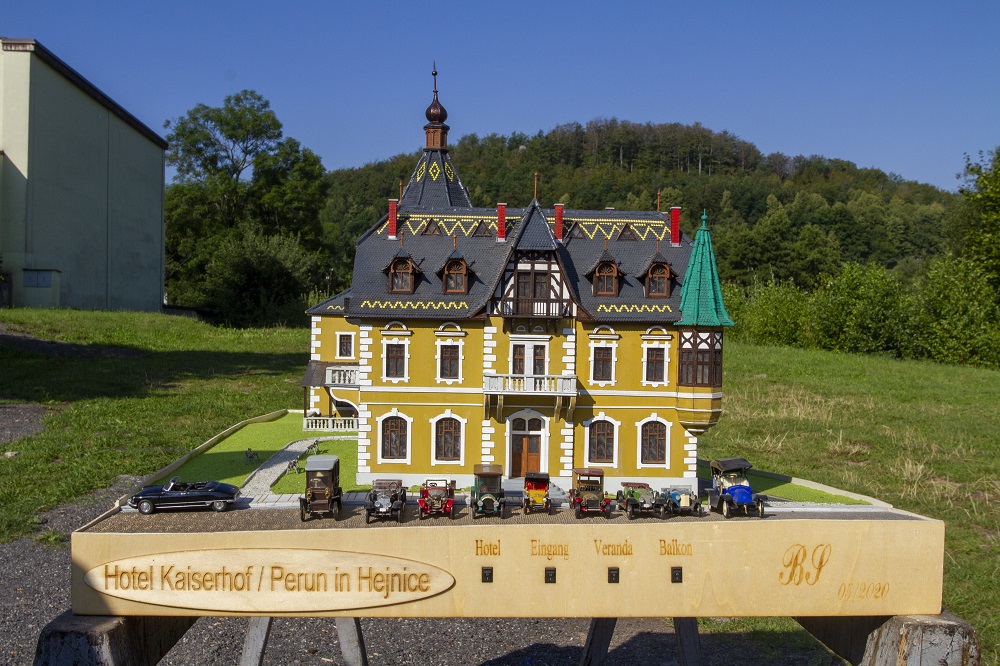 Zur Präsentation wurde das Modell am historischen Standort des Hotels Kaiserhof aufgestellt. Jetzt befindet es sich im Klostergelände. Foto: Petr Bíma
