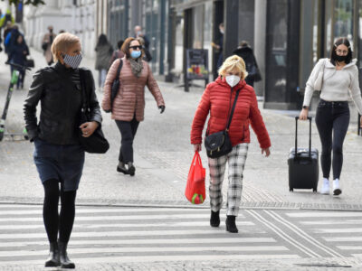 Seit Mittwoch gilt in Tschechien auch draußen wieder eine Maskenpflicht. Foto: ČTK/Šimánek Vít