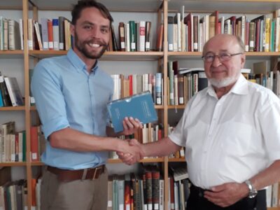 Michal Urban von Antikomplex (links) vermittelte die Buchspende von Franz Kubin an die Wissenschaftliche Bibliothek in Olmütz. Foto: Michal Urban