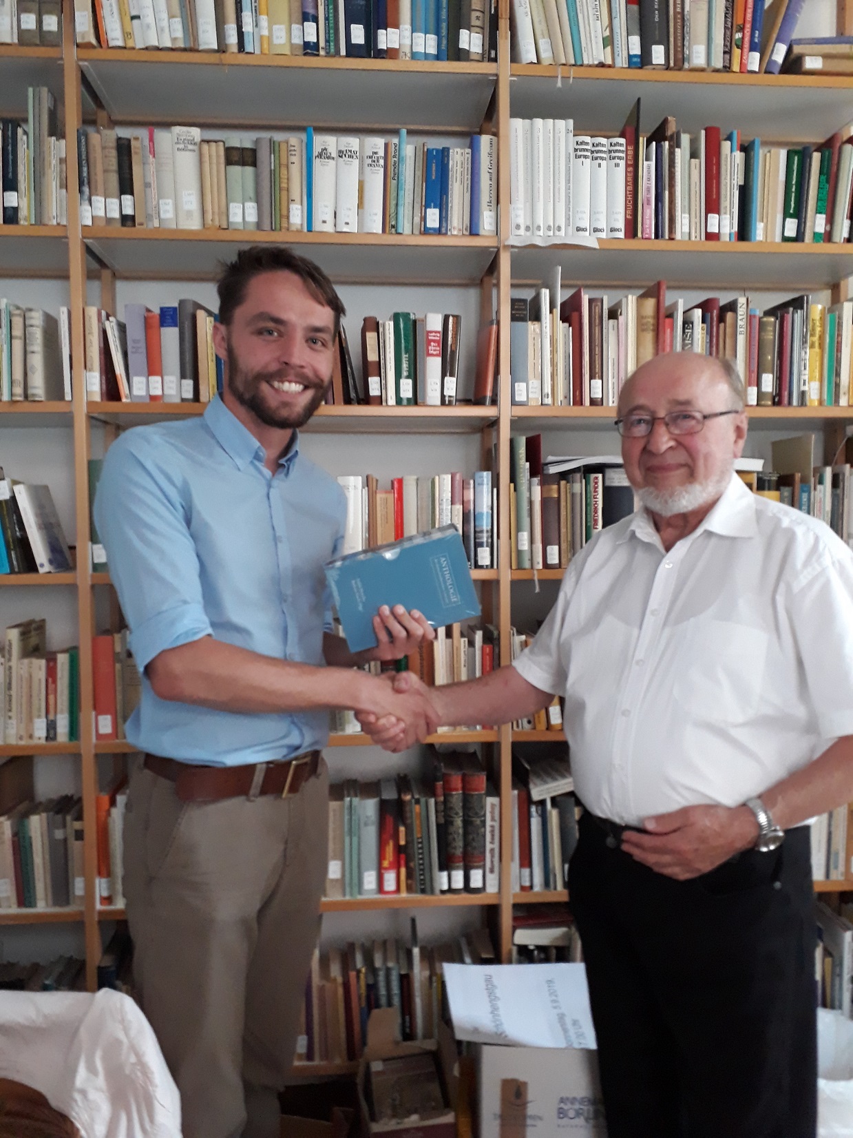 Michal Urban von Antikomplex (links) vermittelte die Buchspende von Franz Kubin an die Wissenschaftliche Bibliothek in Olmütz. Foto: Michal Urban