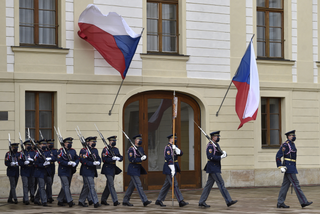 Die feierliche Wachablösung zum Staatsfeiertag auf dem Prager Hradschin. Foto: ČTK/Říhová Michaela