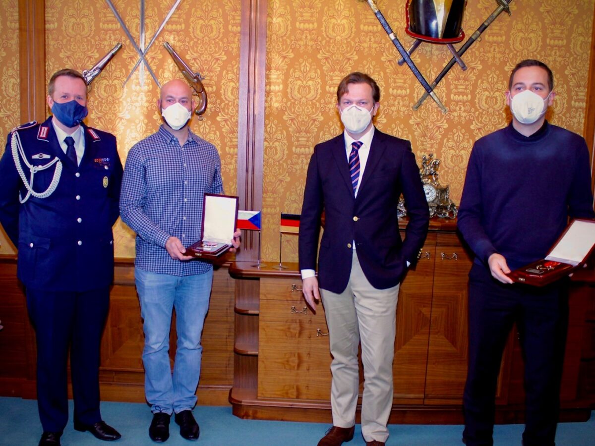 Zum Abschluss ihrer Arbeit überreichte der stellvertretende Verteidigungsminister Jan Havránek den beiden Ärzten eine Plakette des Verteidigungsministers. Foto: Tschechisches Verteidigungsministerium