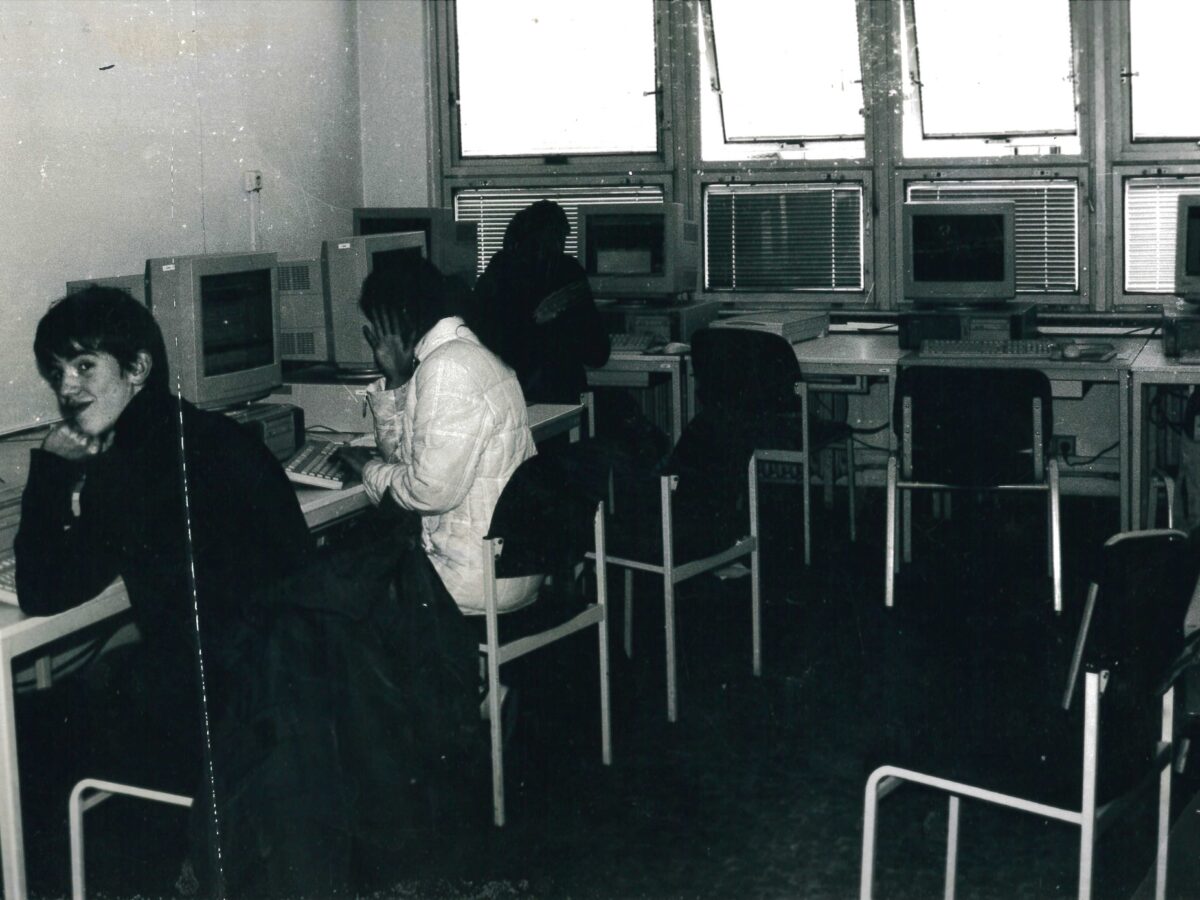 1992 erhielt die Deutsche Schule Prag den ersten Computer. Heute gibt es ganze iPad-Klassen. Foto: Archiv der Deutschen Schule Prag