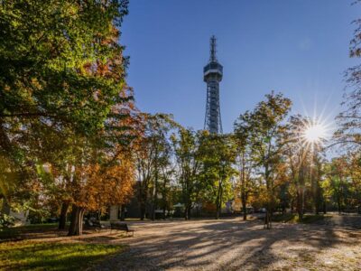 Der Laurenziberg (Petřín) mit dem markanten Aussichtsturm ist ein bei Pragern wie Touristen beliebtes Ausflugsziel. Foto: IPR Praha