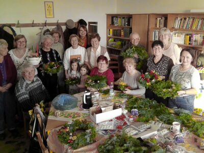 Traditionell werden im Begegnungszentrum Pilsen Adventskränze gebastelt. Hier ein Foto aus 2018. Foto: BGZ Pilsen/ Terezie Jindřichová