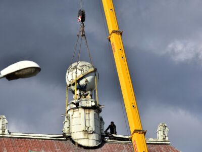 Mitarbeiter der Baufirma lassen den Globus mittels Kran zur Straße hinunter. Foto: Stadtmuseum Aussig/Jiří Preclík