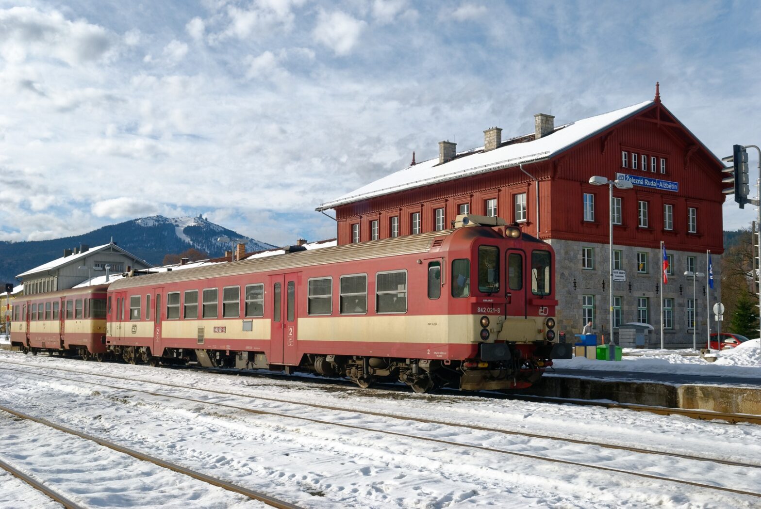 Im tschechischen Bahnhofsteil steht der Zug abfahrbereit nach Klattau –Pilsen. Hinten grüßt der Große Arber. Foto: Jürgen Barteld