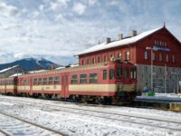 Im tschechischen Bahnhofsteil steht der Zug abfahrbereit nach Klattau –Pilsen. Hinten grüßt der Große Arber. Foto: Jürgen Barteld