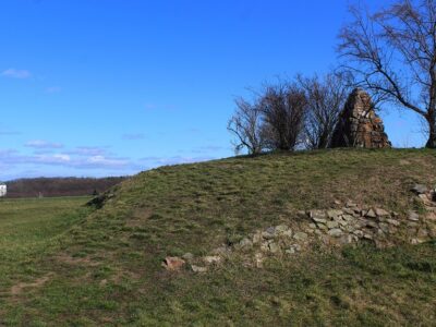 Der Gedenkstein am Weißen Berg bei Prag. Im Hintergrund das Lustschloss Stern (Hvězda). Foto: ČTK/Ruml Miloš