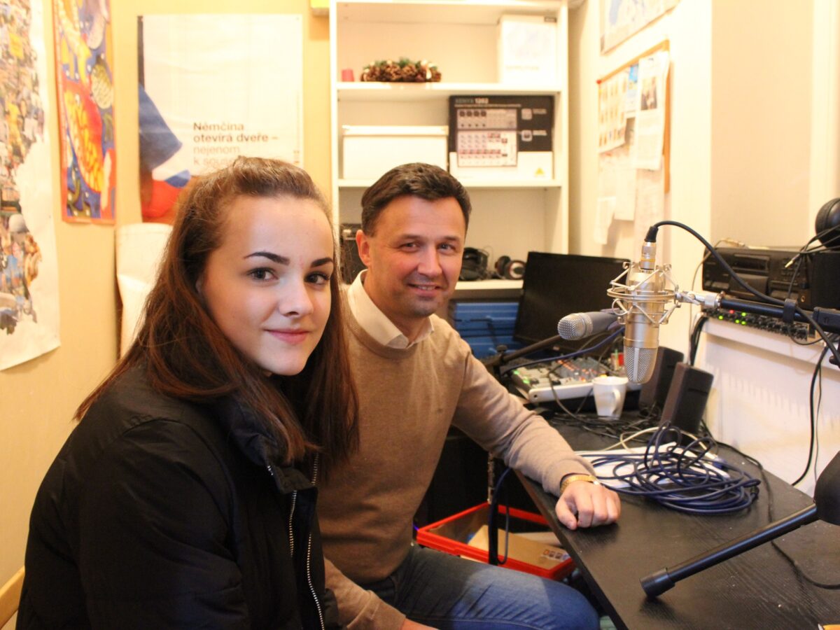 Die Vereinsmitglieder Emily Huber und Roman Kupka im Tonstudio von Halloradio Hultschin. Foto: Manuel Rommel