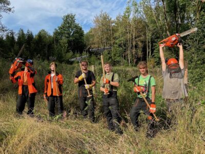Junge Berufsschüler aus Tschechien schnupperten in die Arbeitswelt eines Forstbetriebes bei Augsburg. Foto: Michael Reißmann