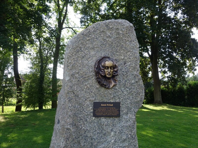 Das Denkmal für Anni Frind steht im ehemaligen Garten ihres Geburtshauses in Nixdorf (Mikulášovice). Foto: Steffen Neumann