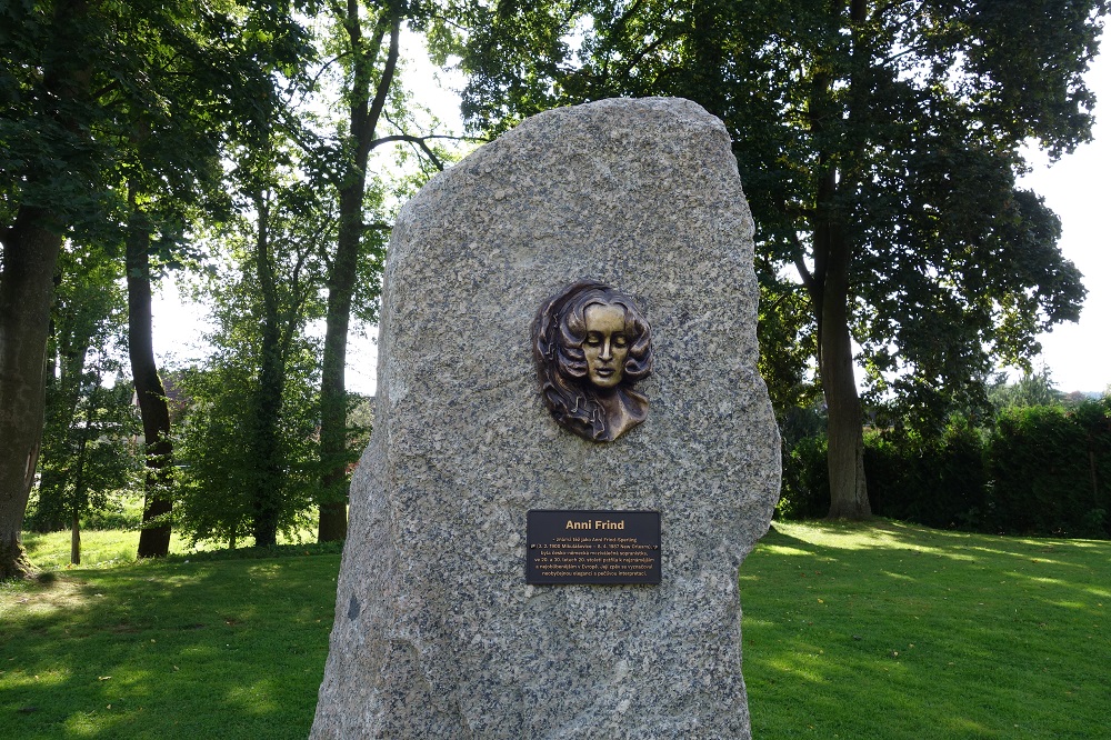 Das Denkmal für Anni Frind steht im ehemaligen Garten ihres Geburtshauses in Nixdorf (Mikulášovice). Foto: Steffen Neumann
