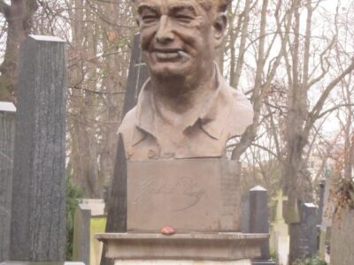 Egon Erwin Kisch war der "rasende Reporter". An seiner Ruhestätte auf dem Friedhof von Vinohrady zeigt ihn seine Figur mit Zigarette im Mund. Foto: Detmar Doering