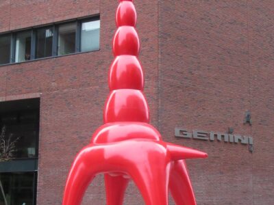 Seit November gibt es in Prag eine neue Statue von Jaroslav Róna: Eine rote Giraffe mit Duschkopf. Foto: Detmar Doering