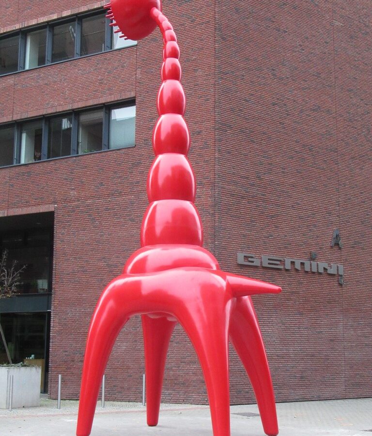 Seit November gibt es in Prag eine neue Statue von Jaroslav Róna: Eine rote Giraffe mit Duschkopf. Foto: Detmar Doering