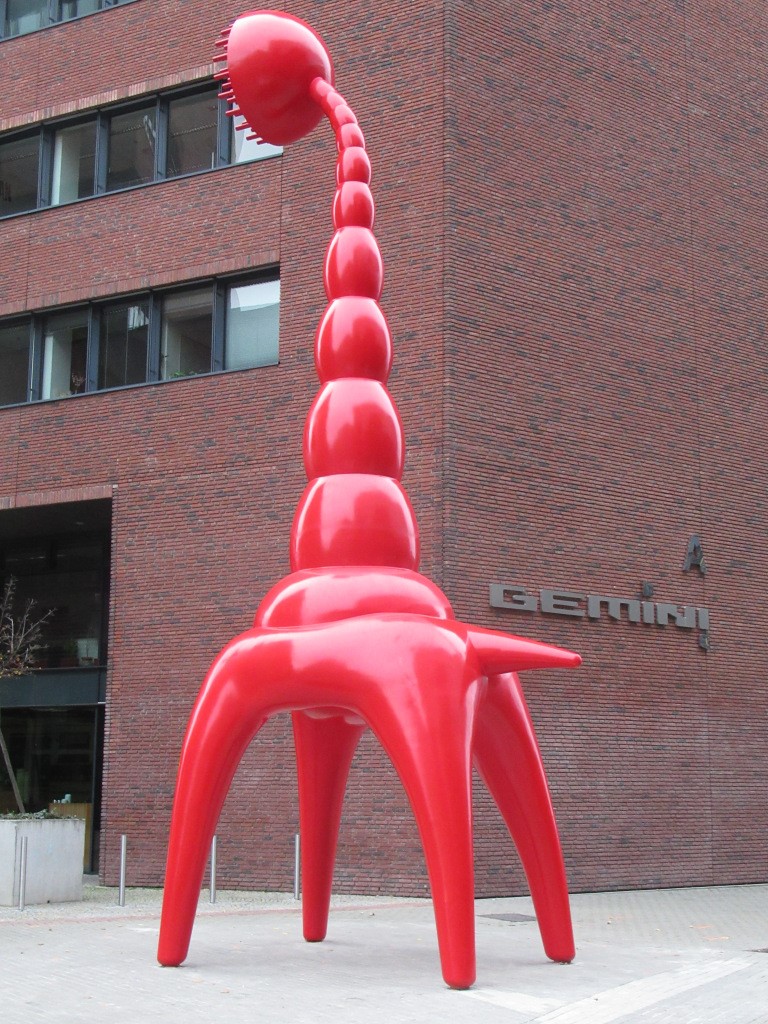 Seit November gibt es in Prag eine neue Statue von Jaroslav Róna: Eine rote Giraffe mit Duschkopf. Foto: Detmar Doering