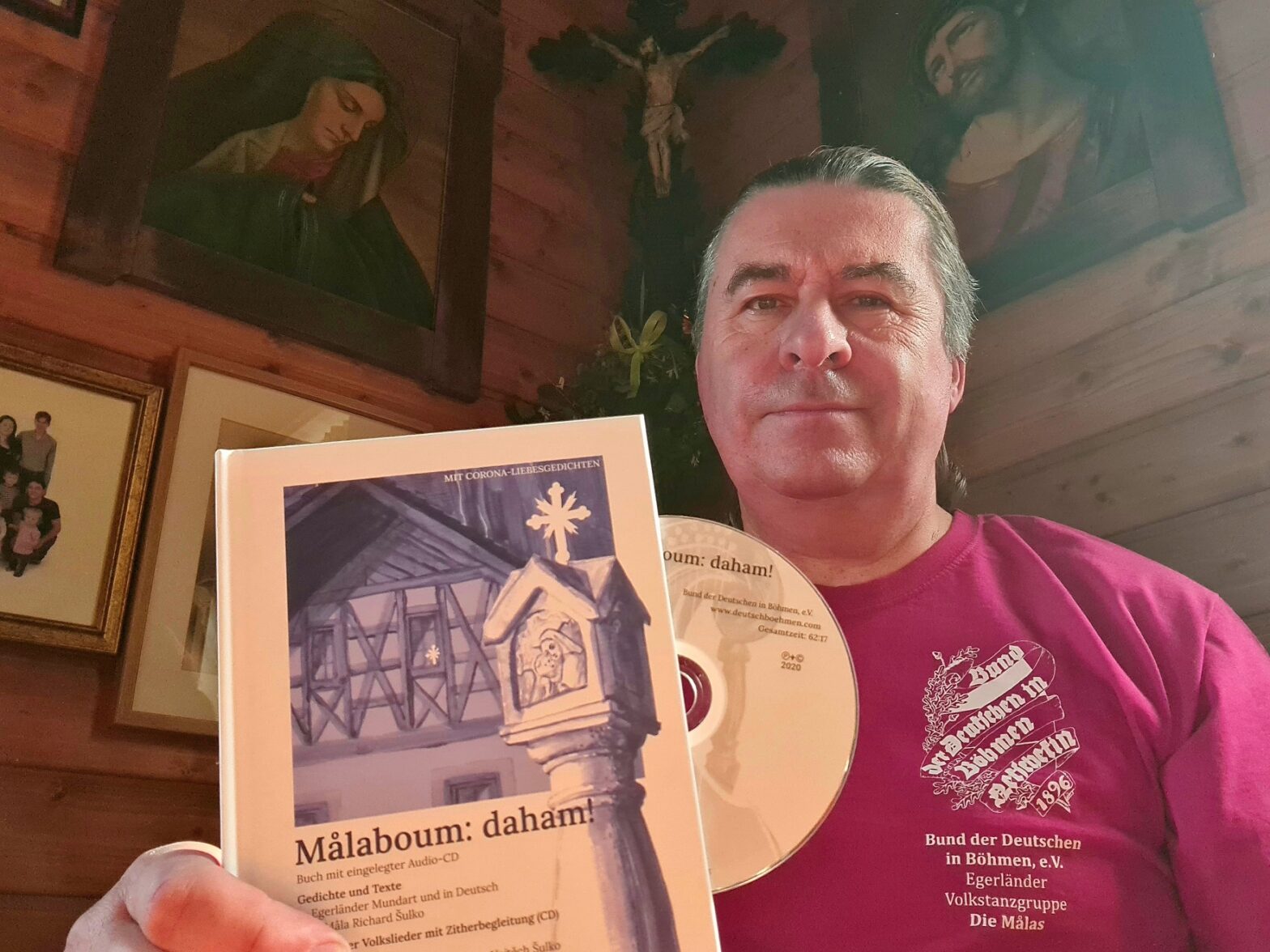 Richard „Måla“ Šulko mit seinem neuen Buch „Målaboum: daham!“ - Foto: Richard Šulko