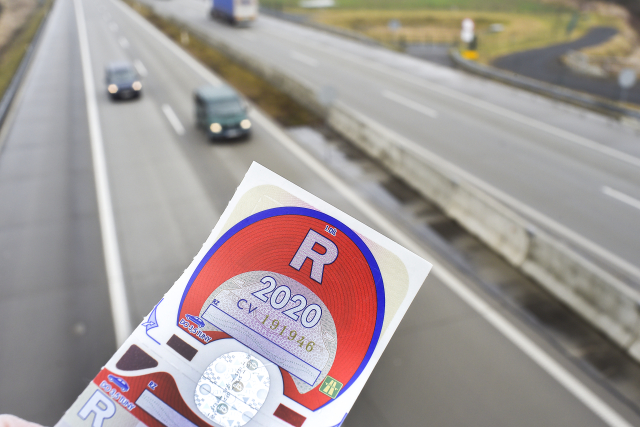 Die Zeit der Papierplakette ist vorbei. Ab 2021 gilt in Tschechien die elektronische Autobahnplakette. Foto: ČTK/Ramík Drahoslav