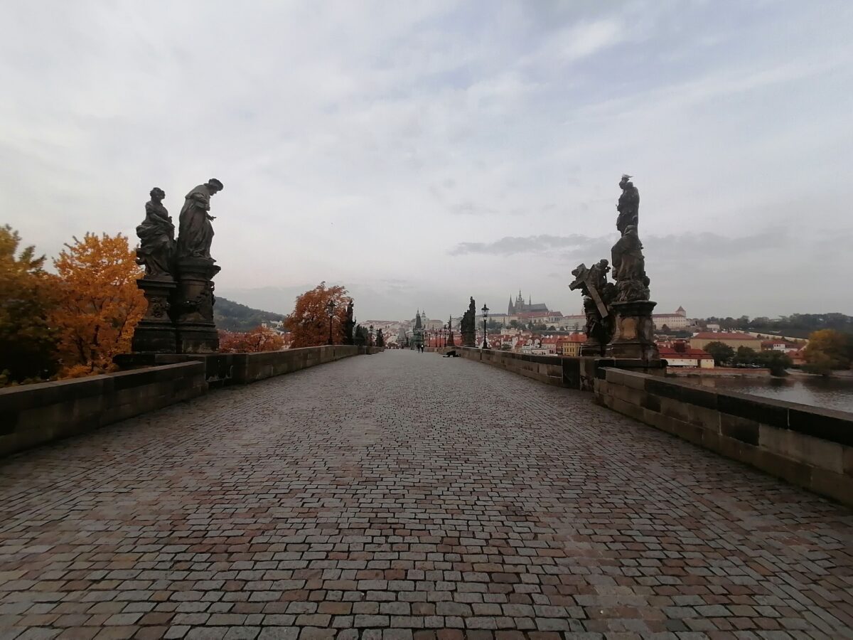 Eine fast leere Karlsbrücke. Ab 27. Dezember gilt in Tschechien wieder ein harter Lockdown. Foto: Lara Kauffmann