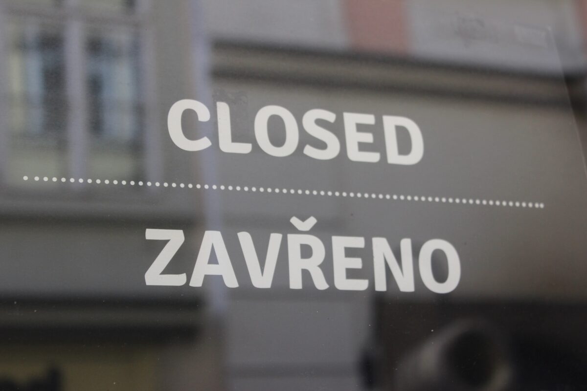 Zavřeno - geschlossen: Tschechien kehrt zurück in einen Corona-Teil-Lockdown. Foto: Manuel Rommel