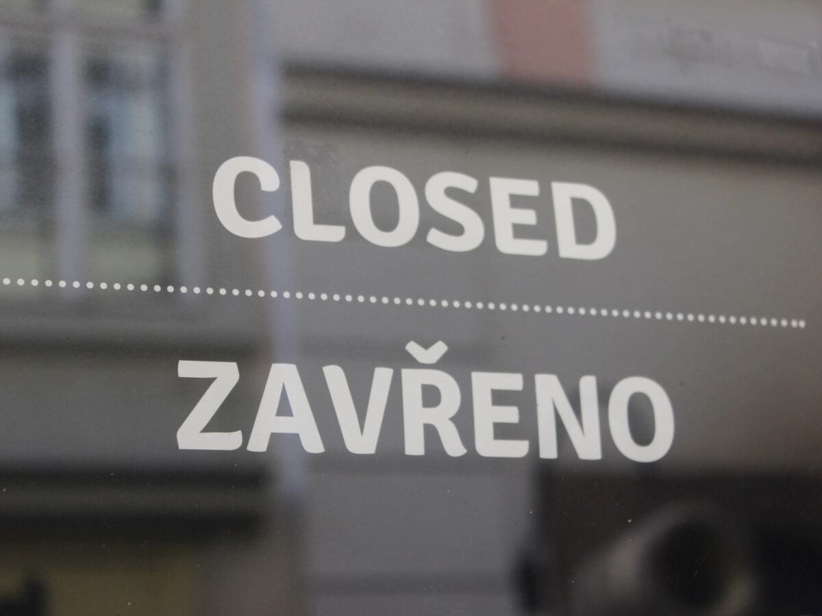 Zavřeno - geschlossen: Tschechien kehrt zurück in einen Corona-Teil-Lockdown. Foto: Manuel Rommel