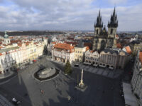 Der Altstädter Ring in Prag. Aktuell mit Weihnachtsbaum, aber ohne Weihnachtsmarkt. Foto: ČTK/Krumphanzl Michal