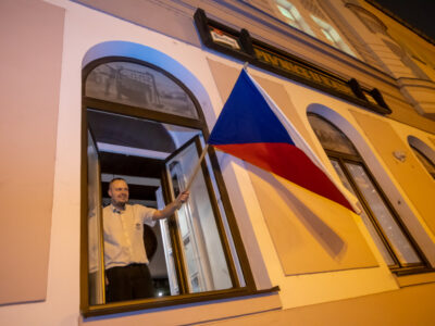 Restaurants und Kneipen müssen seit heute in Tschechien wieder geschlossen bleiben. Viele Wirte protestierten zuletzt gegen die verkürzten Öffnungszeiten und ließen ihre Kneipen auch nach 20 Uhr geöffnet. Die tschechische Fahne dient als Zeichen des Protests. Foto: ČTK/Sznapka Petr