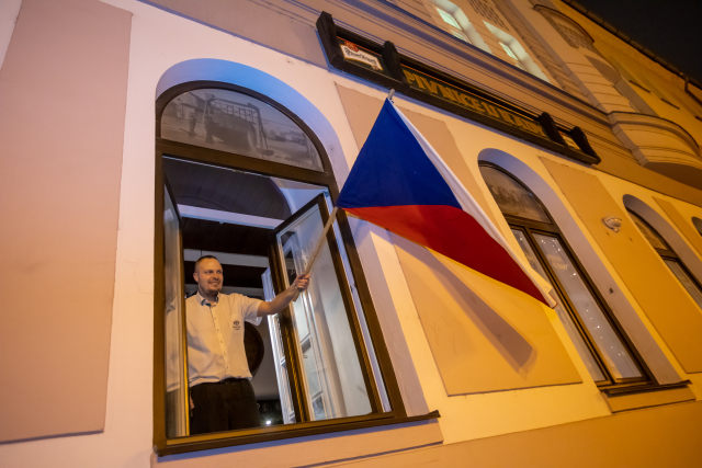 Restaurants und Kneipen müssen seit heute in Tschechien wieder geschlossen bleiben. Viele Wirte protestierten zuletzt gegen die verkürzten Öffnungszeiten und ließen ihre Kneipen auch nach 20 Uhr geöffnet. Die tschechische Fahne dient als Zeichen des Protests. Foto: ČTK/Sznapka Petr