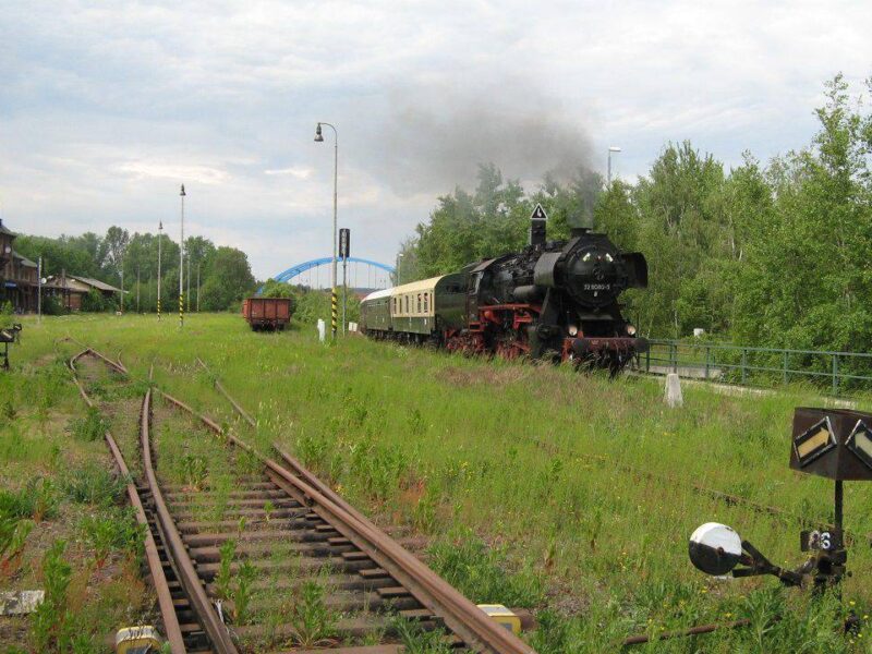 Ein Dampf-Sonderzug der Ostsächsischen Eisenbahnfreunde passiert den Bahnhof Jiříkov. Der letzte reguläre Personenzug ist hier längst abgefahren und die Löbauer Dampfl ok hat aktuell keine Zulassung mehr in Tschechien. Foto: Felix Bührdel
