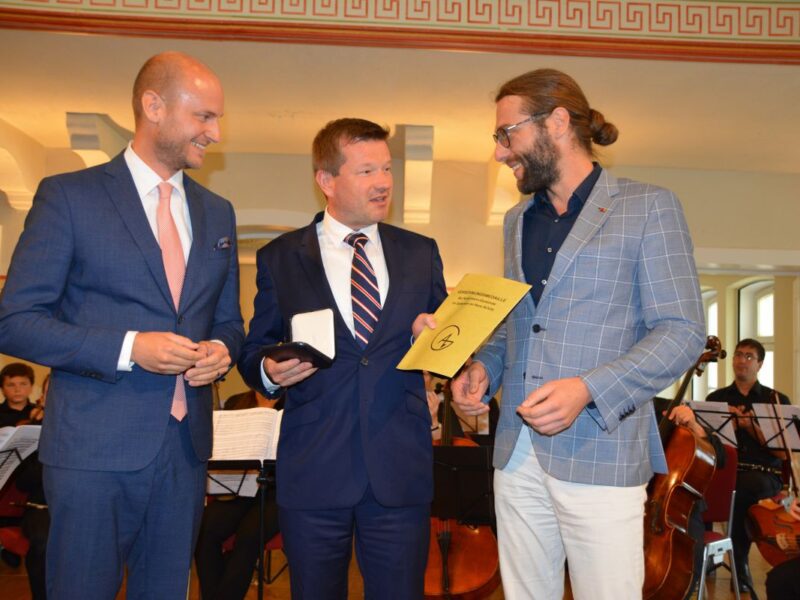 Verleihung der Versöhnungsmedaille der Ackermann-Gemeinde im Jahr 2019 in Landshut: Der stellvertretende Direktor des Festivals „Meeting Brno“ David Macek, der Bundesvorsitzende der Ackermann-Gemeinde Martin Kastler, der Begründer des Versöhnungsmarsches in Brünn Jaroslav Ostrčilík (v.l.). Foto: Markus Bauer