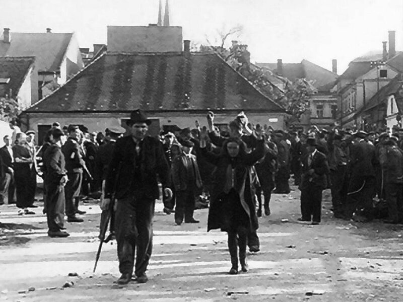Deutsche in Hohenmauth (Vysoké Mýto) werden abgeführt. Foto: Regionalmuseum Hohenmauth/Jan Popelka.