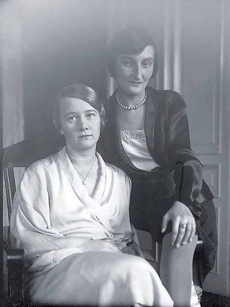 Lilli Recht (vorne) mit ihrer Schwester Gertrude. Foto: Archiv Uwe Czier