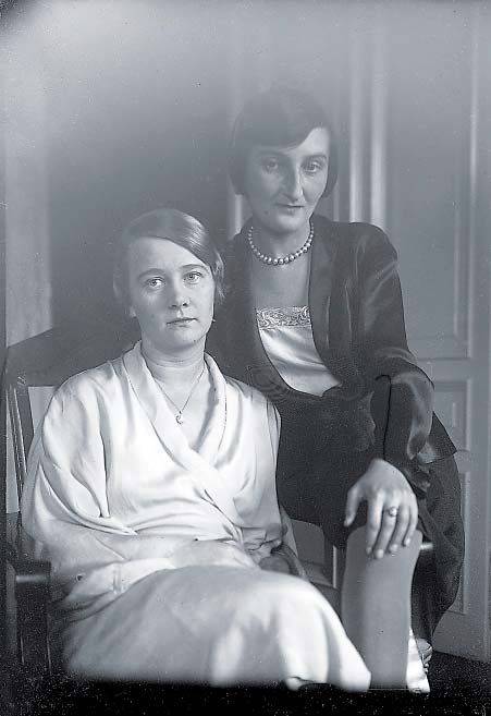 Lilli Recht (vorne) mit ihrer Schwester Gertrude. Foto: Archiv Uwe Czier