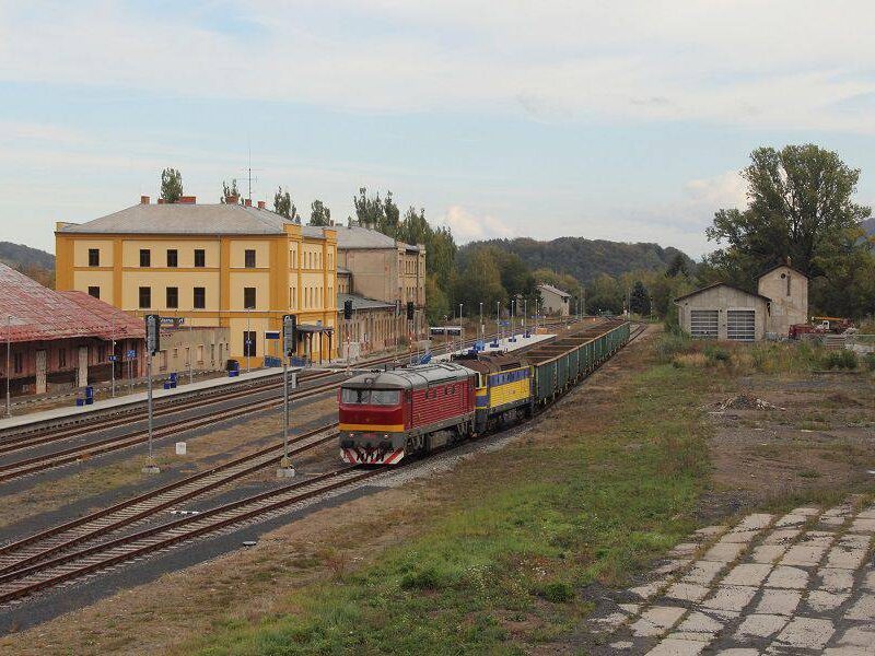 Bahnhof Warnsdorf (Varnsdorf). Der nicht renovierte mittlere und hintere Teil des einst stattlichen Empfangsgebäudes ist inzwischen abgerissen. Güterzüge sind hier selten geworden. Foto: Felix Bührdel