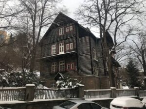 Ungewöhnliche Architektur: die Villa Pod Zvonařkou im Blockhaus-Stil. Foto: Mathis Brinkmann