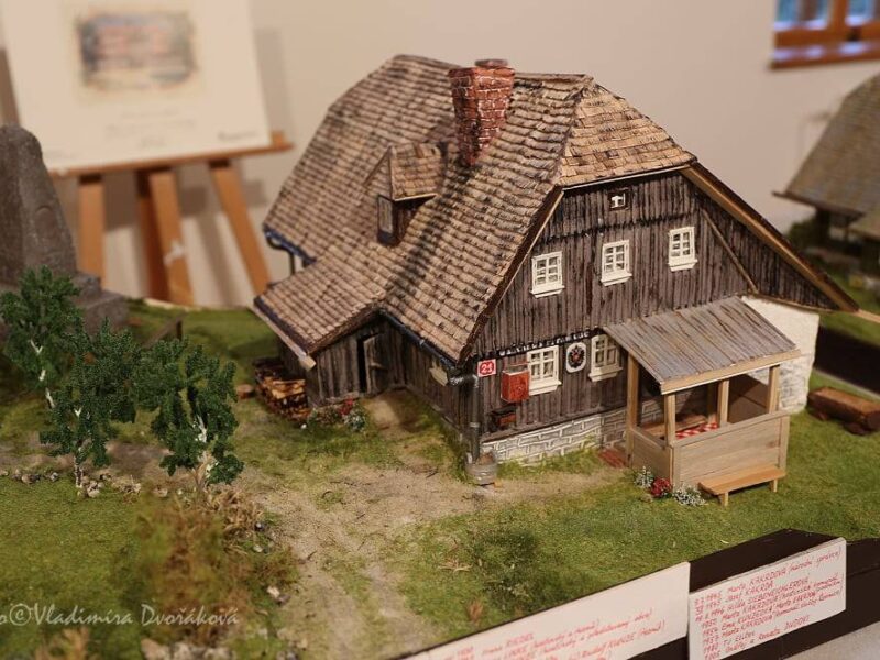 Modell einer Isergebirgshütte von Radka Pimminger. Foto: Vladimíra Dvoráková