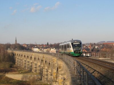 Der Zug nach Reichenberg hat Zittau hinter sich gelassen und überquert die Neiße auf dem Viadukt zur Grenze. Foto: Felix Bührdel